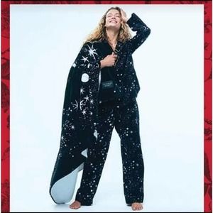 Victoria's Secret sherpa blanket NWT